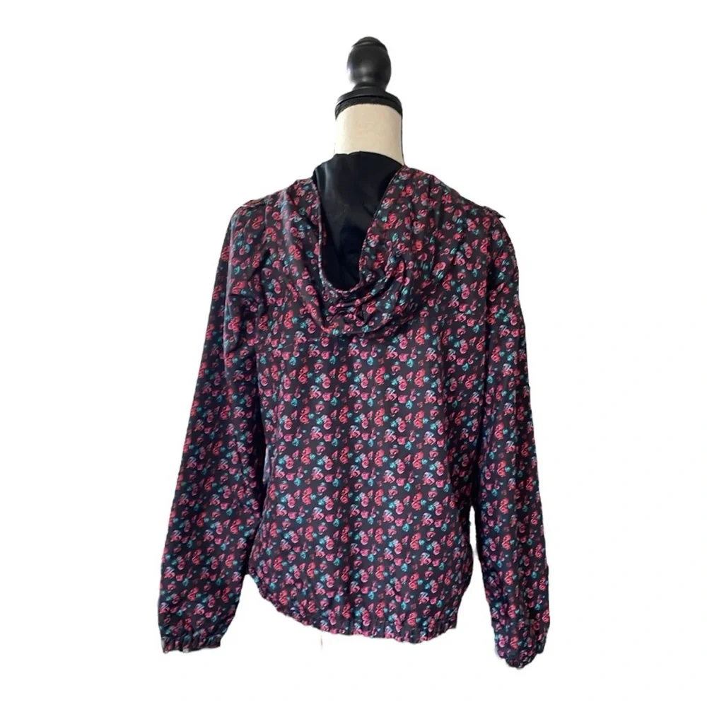 ♥️Volcom♥️Enemy Lines lightweight, Rose print jacket size (M)